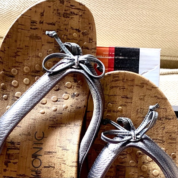 VIONIC “Cassie” Pewter Snake Silver Color Sandals with Bow, Barely Worn, Size 6 - Picture 3 of 14